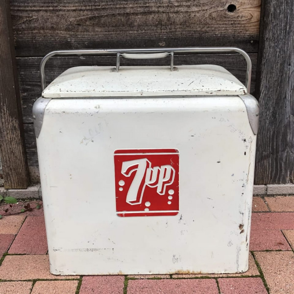 7up（セブンアップ）ヴィンテ−ジ・クーラーボックス「メタル」 1950s | アメリカ雑貨のお店、静岡県藤枝市の【CAL'S GENERAL  STORE（キャルズ・ジェネラル・ストアー）】