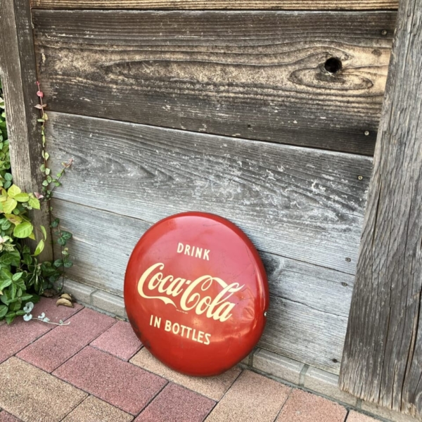 【Coca Cola コカコーラ】丸型ボタン看板 ウイング付　アメリカン雑貨 Coca Cola コカコーラ】丸型ボタン看板 ウイング付 アメリカン雑貨